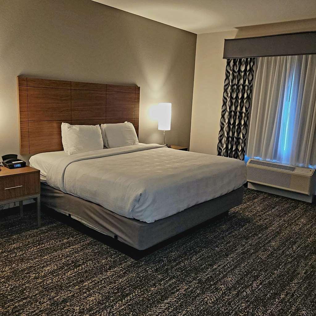 Best Western Plus Desert View Inn & Suites Cathedral City Room photo
